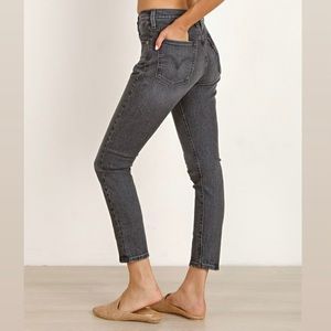 Levi’s 501 high-waisted washed black jeans. 🖤